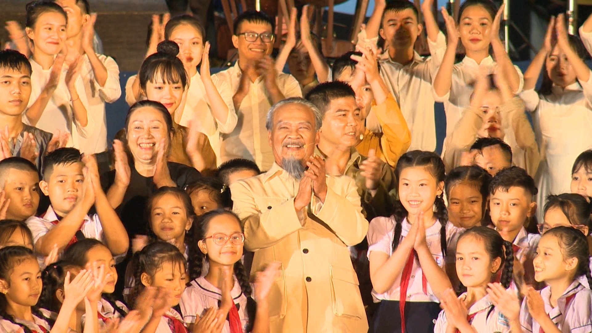 Lễ báo công và kỷ niệm 65 năm ngày Bác Hồ về thăm Quảng Bình Lễ báo công và kỷ niệm 65 năm ngày Bác Hồ về thăm Quảng Bình