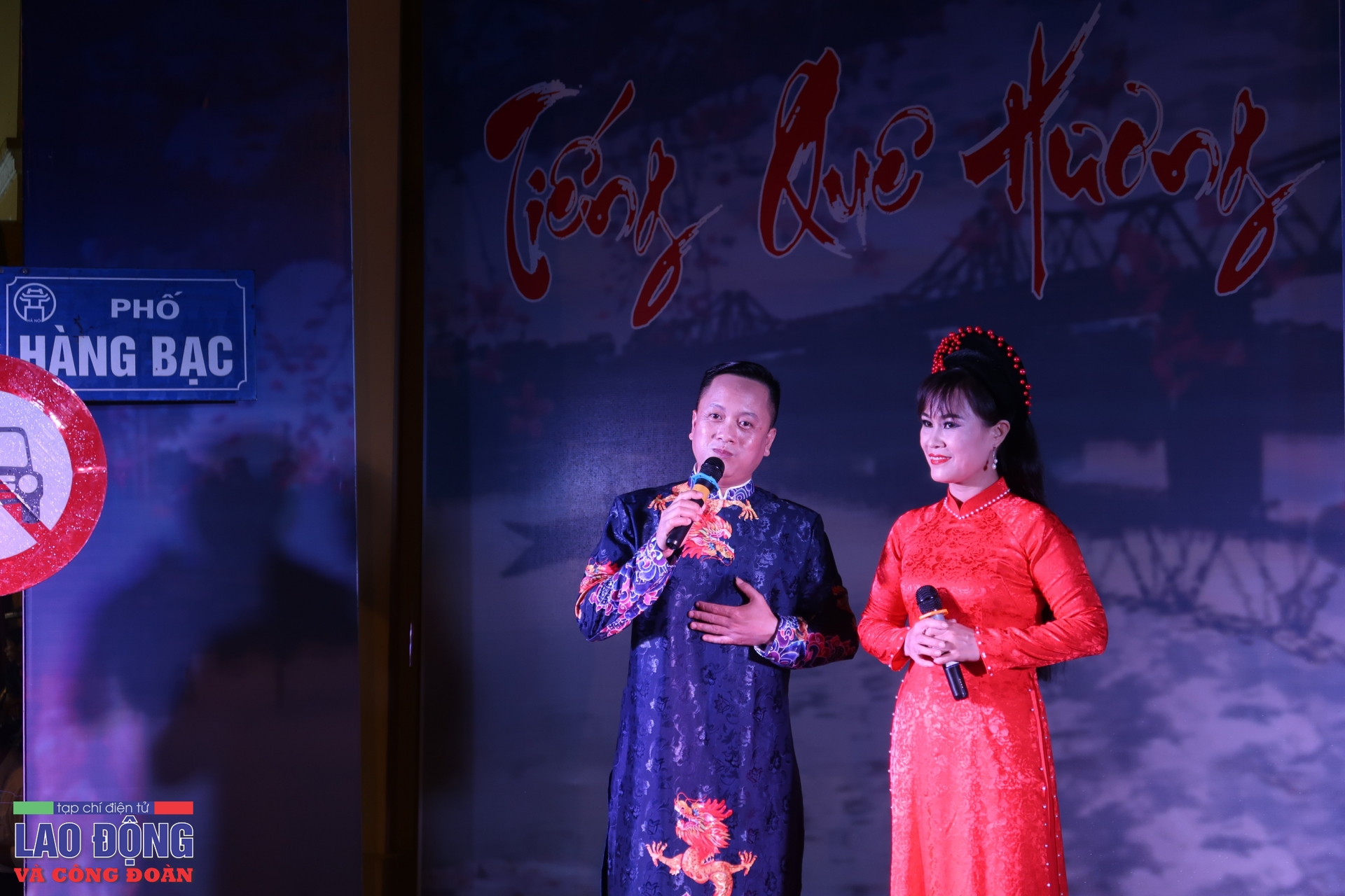 Phố cổ Hà Nội đêm "bình thường cũ"