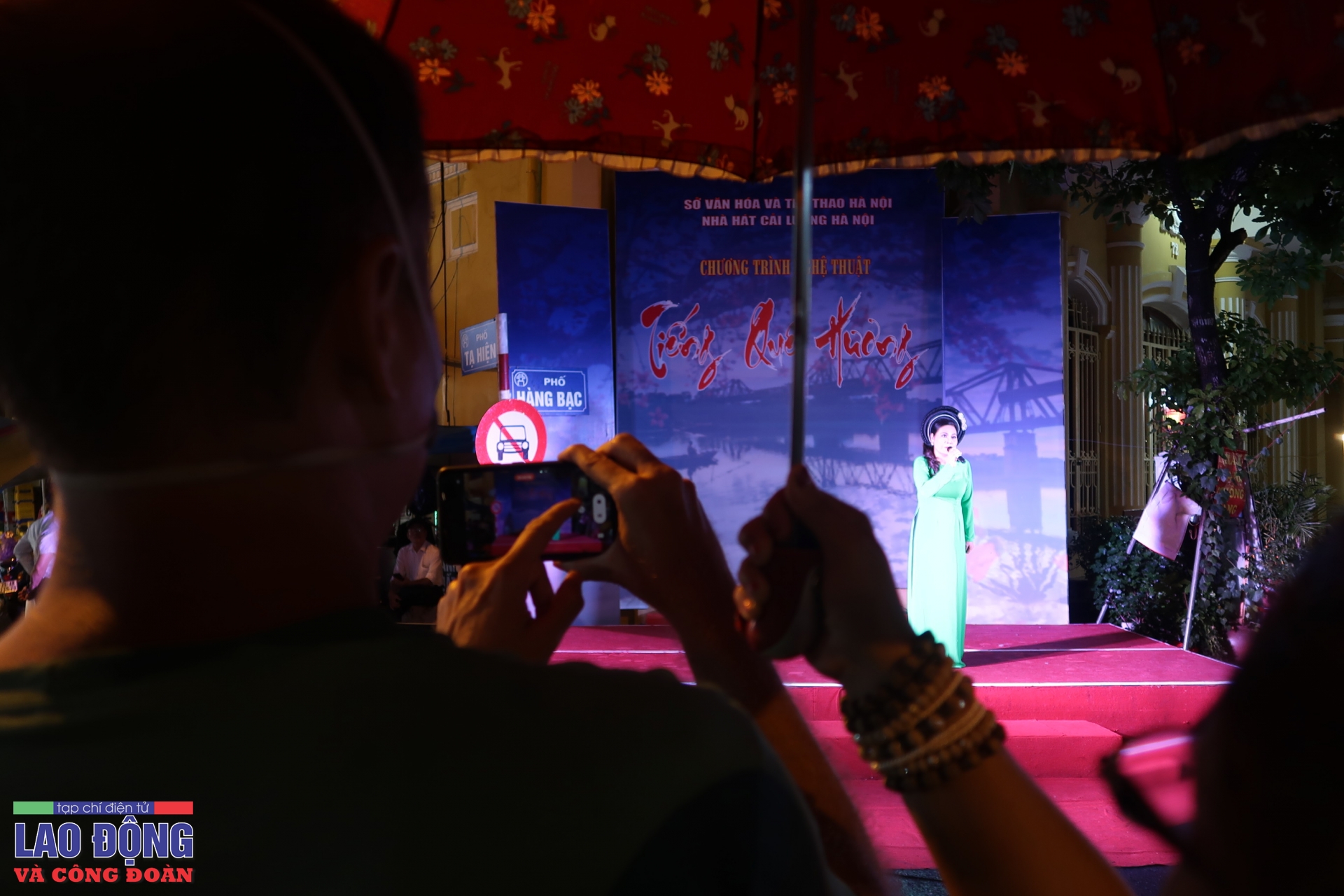 Phố cổ Hà Nội đêm "bình thường cũ"