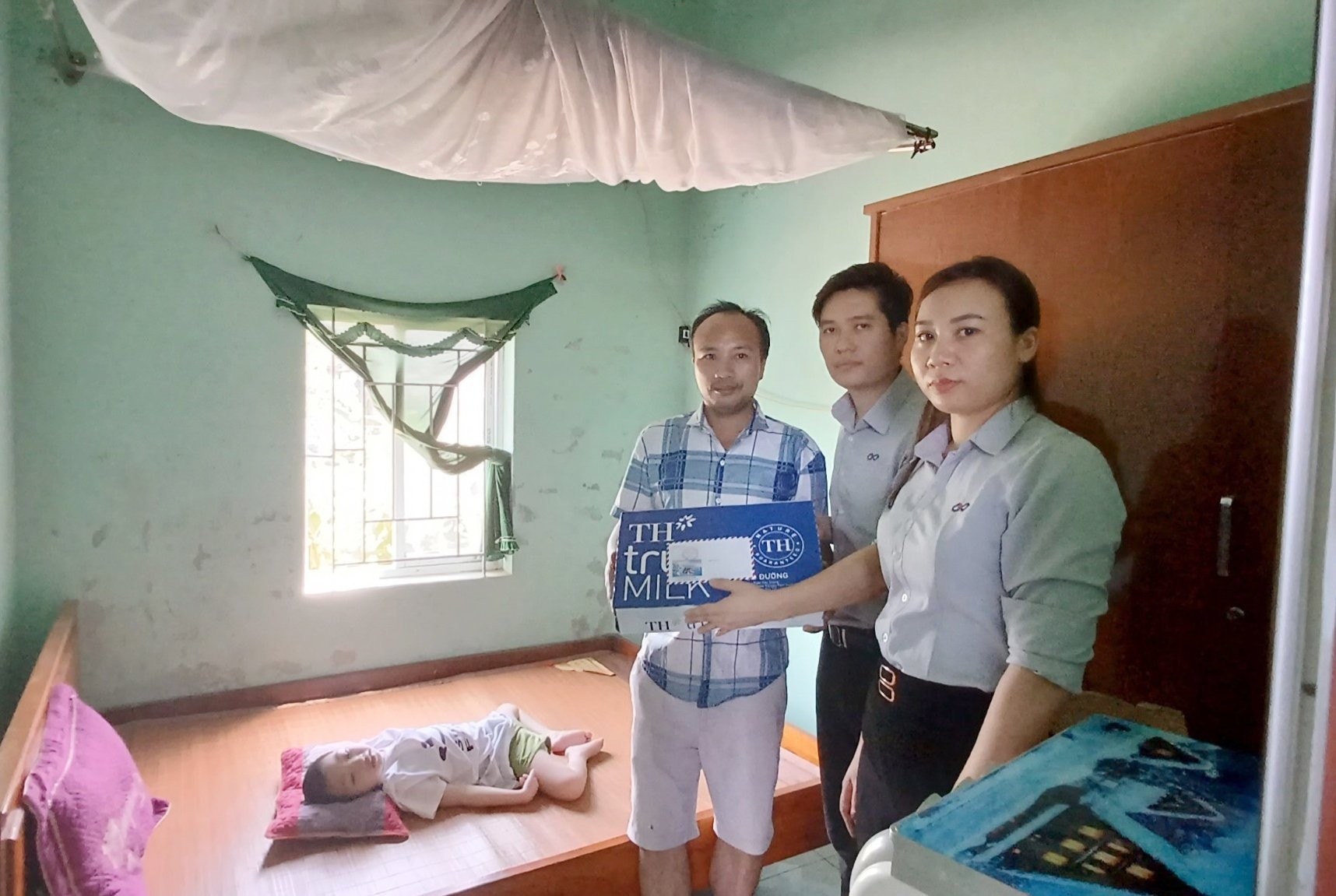 Công đoàn Công ty TNHH UP Hà Tĩnh trao quà cho con công nhân bị ốm đau, bệnh tật