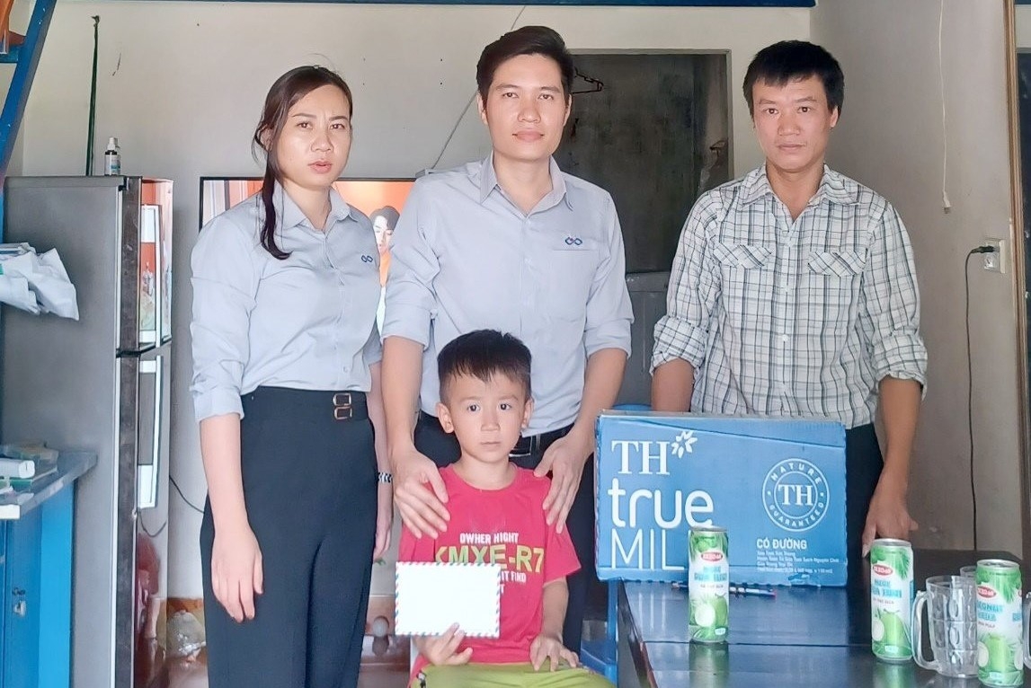 Công đoàn Công ty TNHH UP Hà Tĩnh trao quà cho con công nhân bị ốm đau, bệnh tật