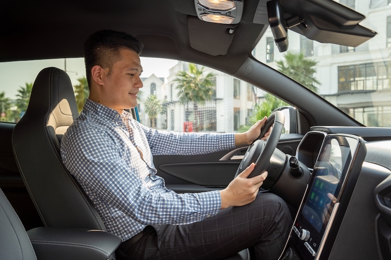 Ngược giá xăng dầu, VinFast cố định giá thuê pin ô tô điện