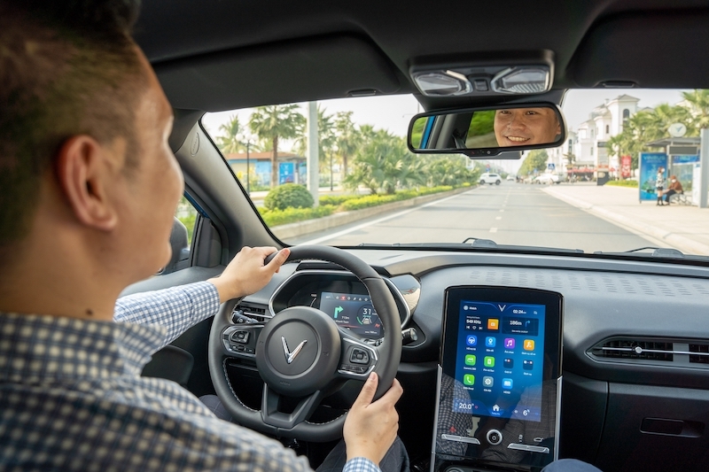 Ngược giá xăng dầu, VinFast cố định giá thuê pin ô tô điện