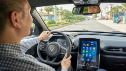 Ngược giá xăng dầu, VinFast cố định giá thuê pin ô tô điện