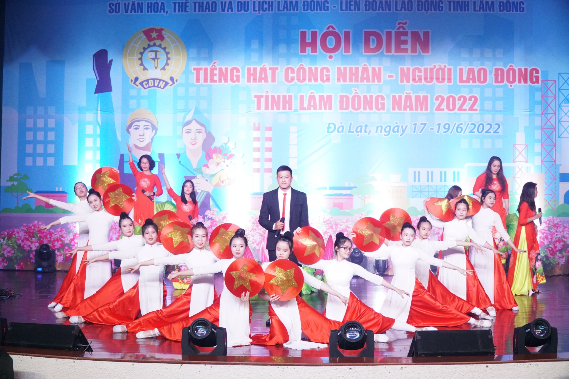 Lâm Đồng náo nức khai mạc Hội diễn Tiếng hát công nhân, người lao động năm 2022 Lâm Đồng náo nức khai mạc Hội diễn Tiếng hát công nhân, người lao động năm 2022
