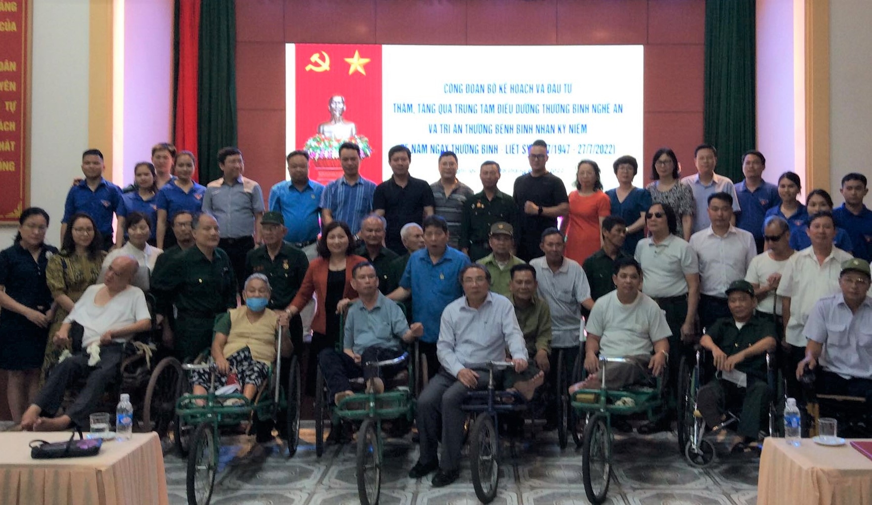 Công đoàn Bộ KH&ĐT trao quà cho Trung tâm Điều dưỡng Thương binh Nghệ An