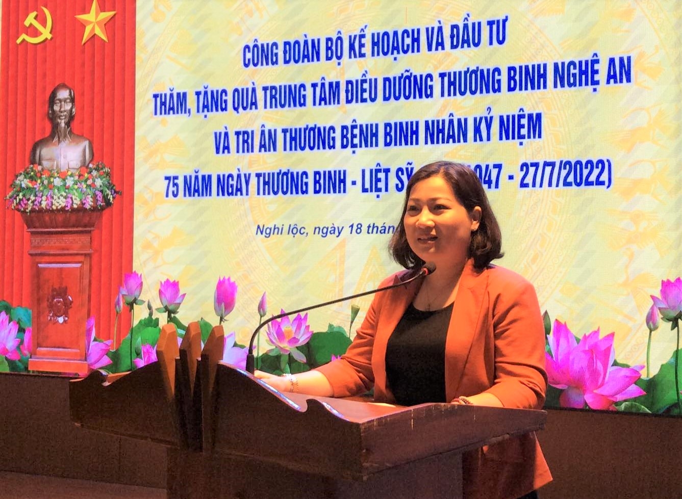 Công đoàn Bộ KH&ĐT trao quà cho Trung tâm Điều dưỡng Thương binh Nghệ An