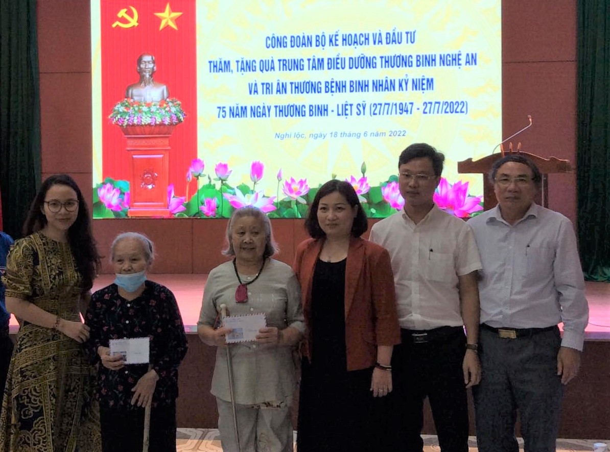 Công đoàn Bộ KH&ĐT trao quà cho Trung tâm Điều dưỡng Thương binh Nghệ An