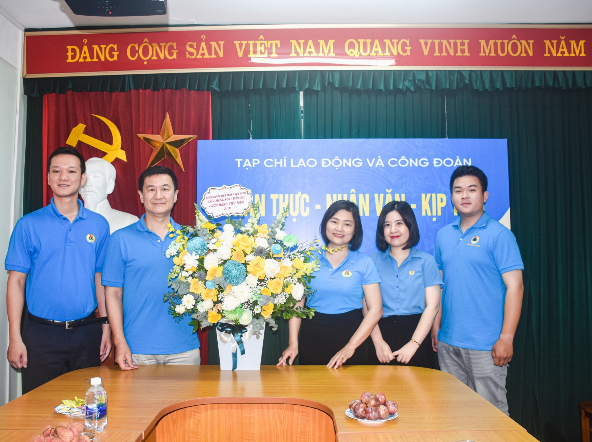 Tạp chí Lao động và Công đoàn đón nhận nhiều tình cảm, sự tin yêu nhân dịp 21/6!