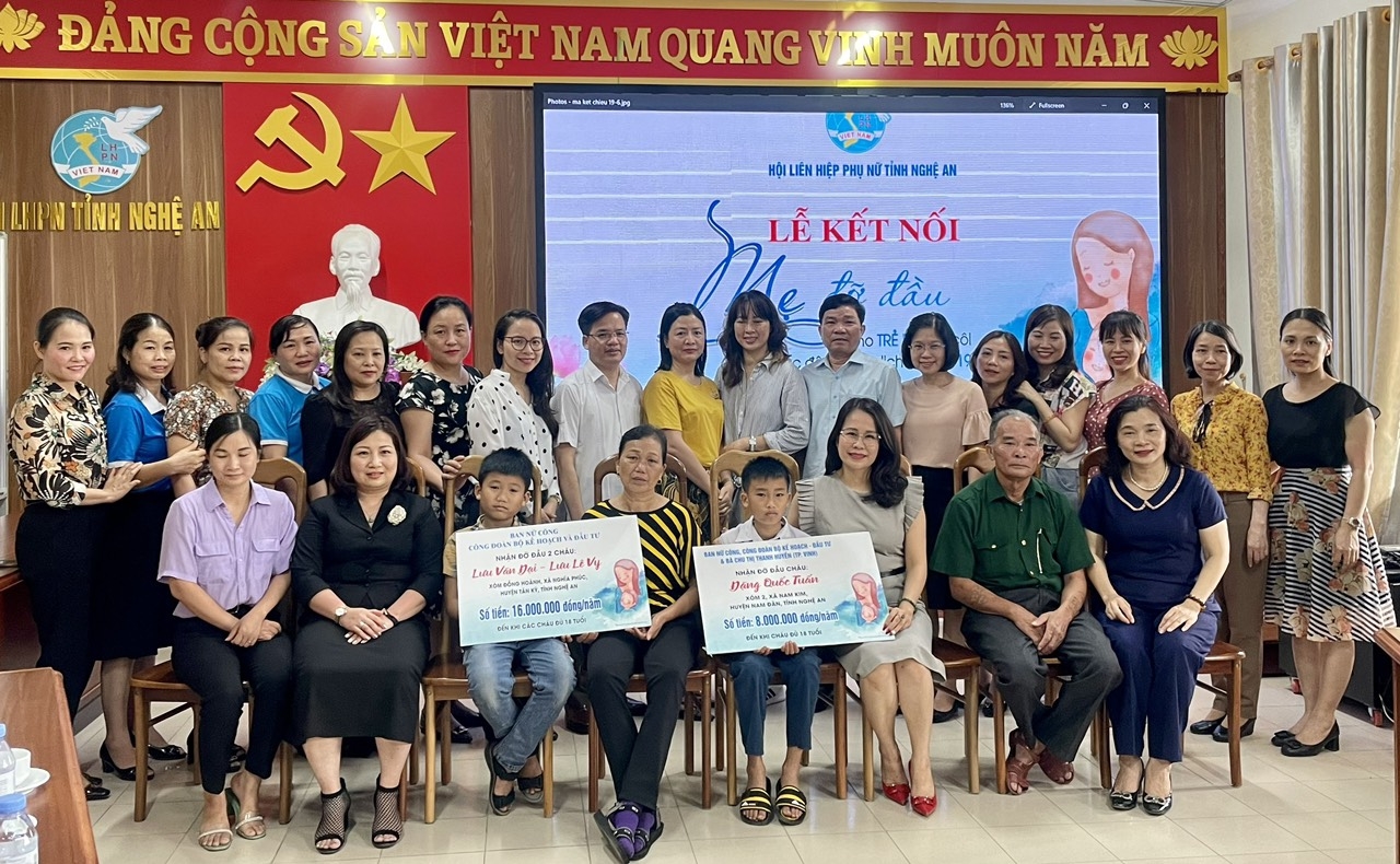 Công đoàn Bộ KH&ĐT trao quà cho Trung tâm Điều dưỡng Thương binh Nghệ An