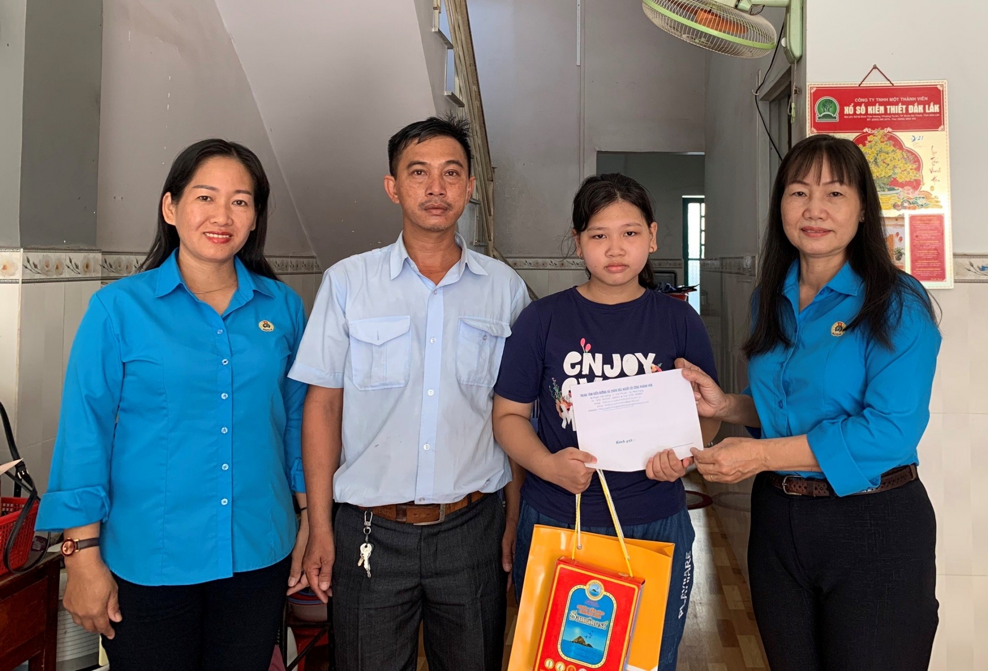 LĐLĐ tỉnh Khánh Hòa trao 30 suất quà cho con đoàn viên, NLĐ có hoàn cảnh khó khăn