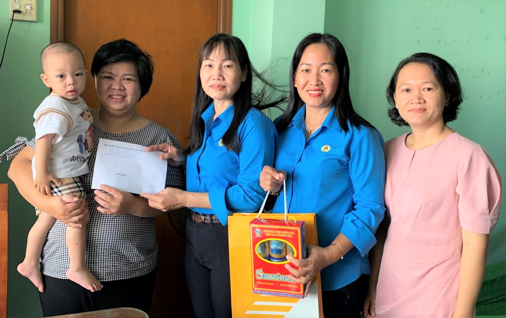 LĐLĐ tỉnh Khánh Hòa trao 30 suất quà cho con đoàn viên, NLĐ có hoàn cảnh khó khăn