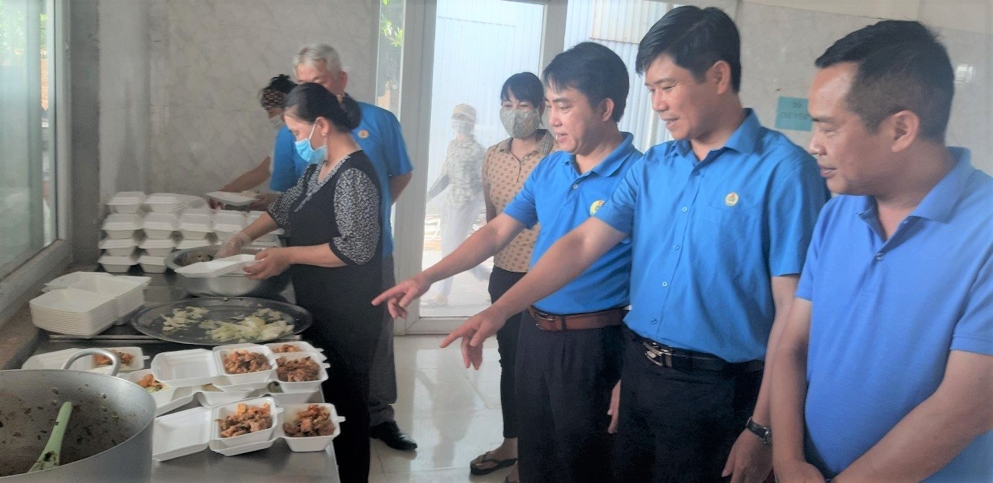 Công đoàn KTT tỉnh Quảng Bình: Giám sát chất lượng TƯLĐTT và bữa ăn ca của NLĐ Công đoàn KTT tỉnh Quảng Bình: Giám sát chất lượng TƯLĐTT và bữa ăn ca của NLĐ