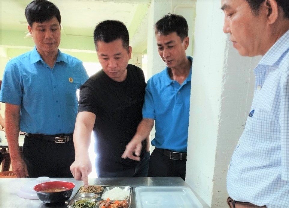 Công đoàn KTT tỉnh Quảng Bình: Giám sát chất lượng TƯLĐTT và bữa ăn ca của NLĐ Công đoàn KTT tỉnh Quảng Bình: Giám sát chất lượng TƯLĐTT và bữa ăn ca của NLĐ