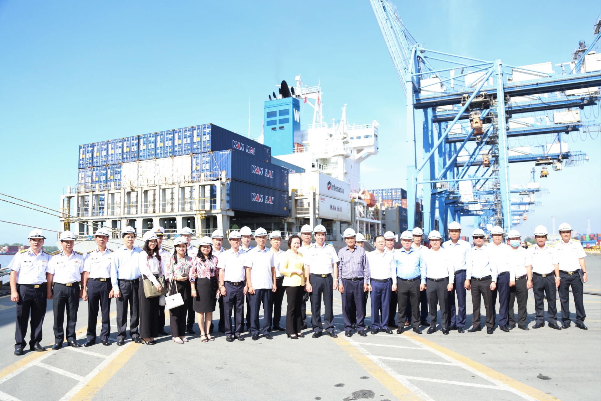 Bộ trưởng Bộ Nội vụ thăm cán bộ, người lao động Tổng công ty Tân Cảng Sài Gòn Bộ trưởng Bộ Nội vụ thăm cán bộ, người lao động Tổng công ty Tân Cảng Sài Gòn