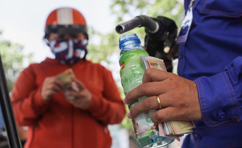 Kìm giá xăng - lại chỉ giảm thuế bảo vệ môi trường Kìm giá xăng - lại chỉ giảm thuế bảo vệ môi trường