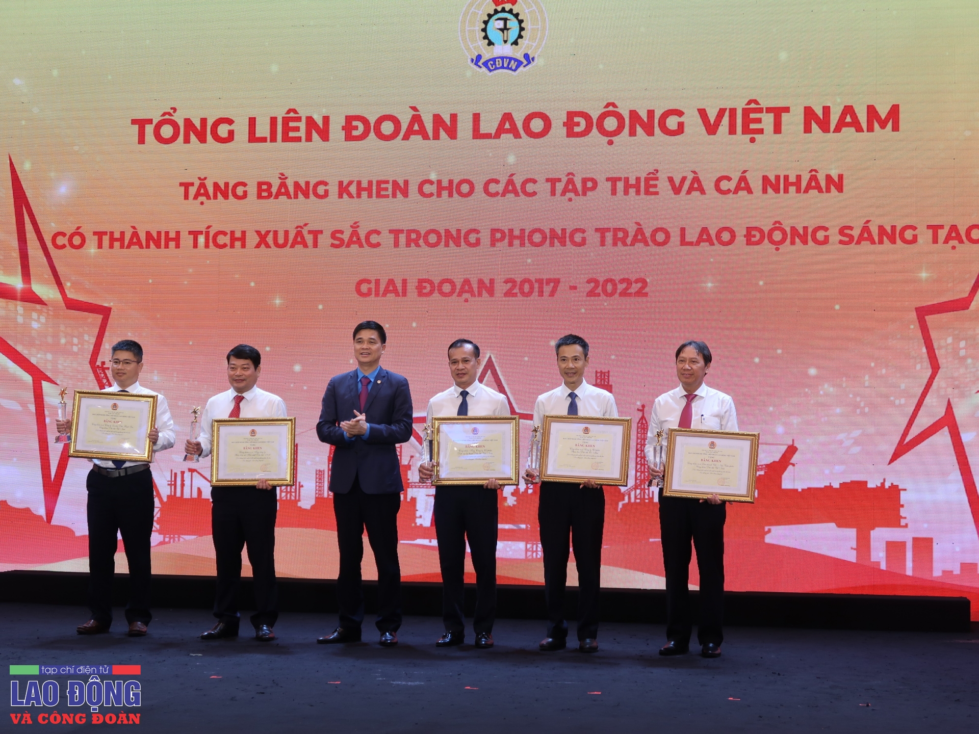 Người lao động ngành Dầu khí: Vượt khó khăn, hăng say đổi mới, sáng tạo Người lao động ngành Dầu khí: Vượt khó khăn, hăng say đổi mới, sáng tạo