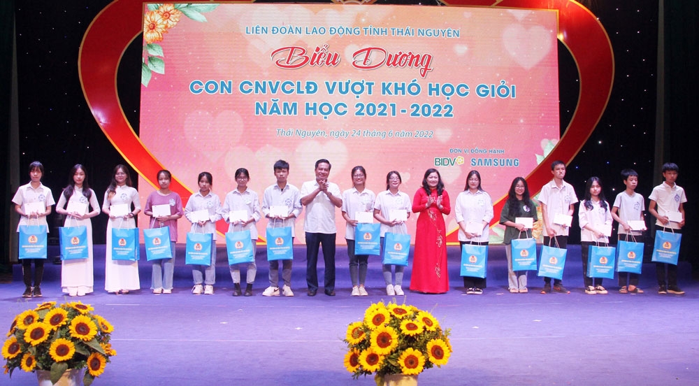 LĐLĐ tỉnh Thái Nguyên biểu dương 30 gia đình CNVCLĐ tiêu biểu LĐLĐ tỉnh Thái Nguyên biểu dương 30 gia đình CNVCLĐ tiêu biểu