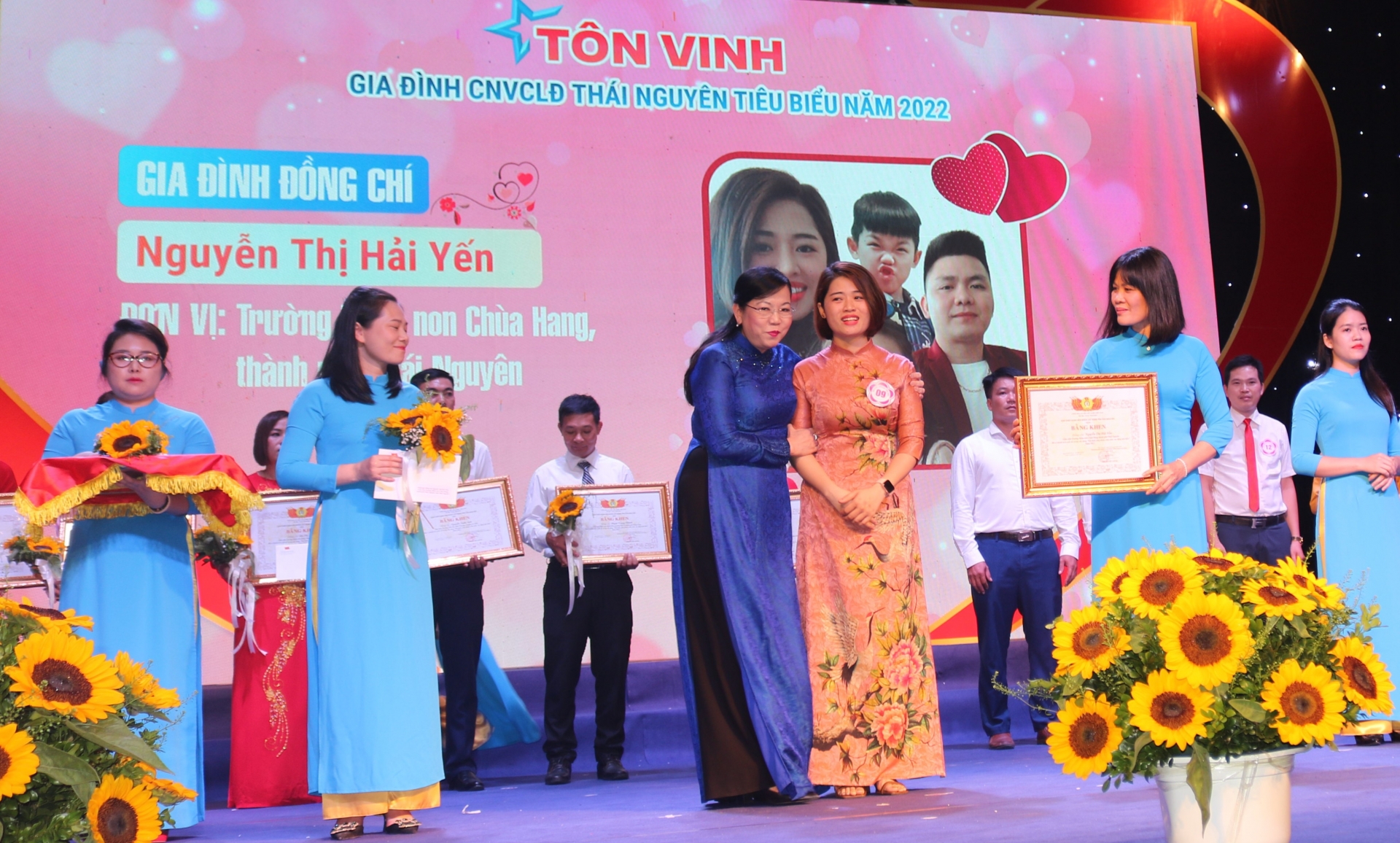 LĐLĐ tỉnh Thái Nguyên biểu dương 30 gia đình CNVCLĐ tiêu biểu LĐLĐ tỉnh Thái Nguyên biểu dương 30 gia đình CNVCLĐ tiêu biểu