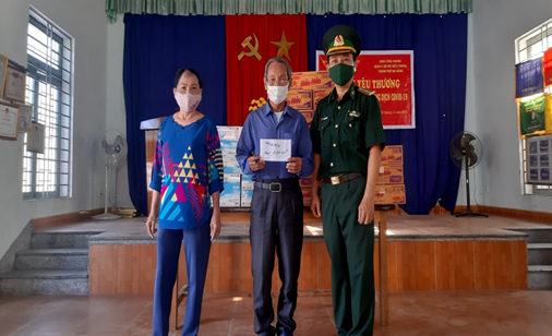 Người chiến sĩ áo xanh – một bông hoa giữa đời thường Người chiến sĩ áo xanh – một bông hoa giữa đời thường