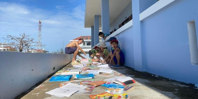 Thầy giáo ở xã đảo Song Tử Tây và hành trình gập ghềnh đến với con chữ