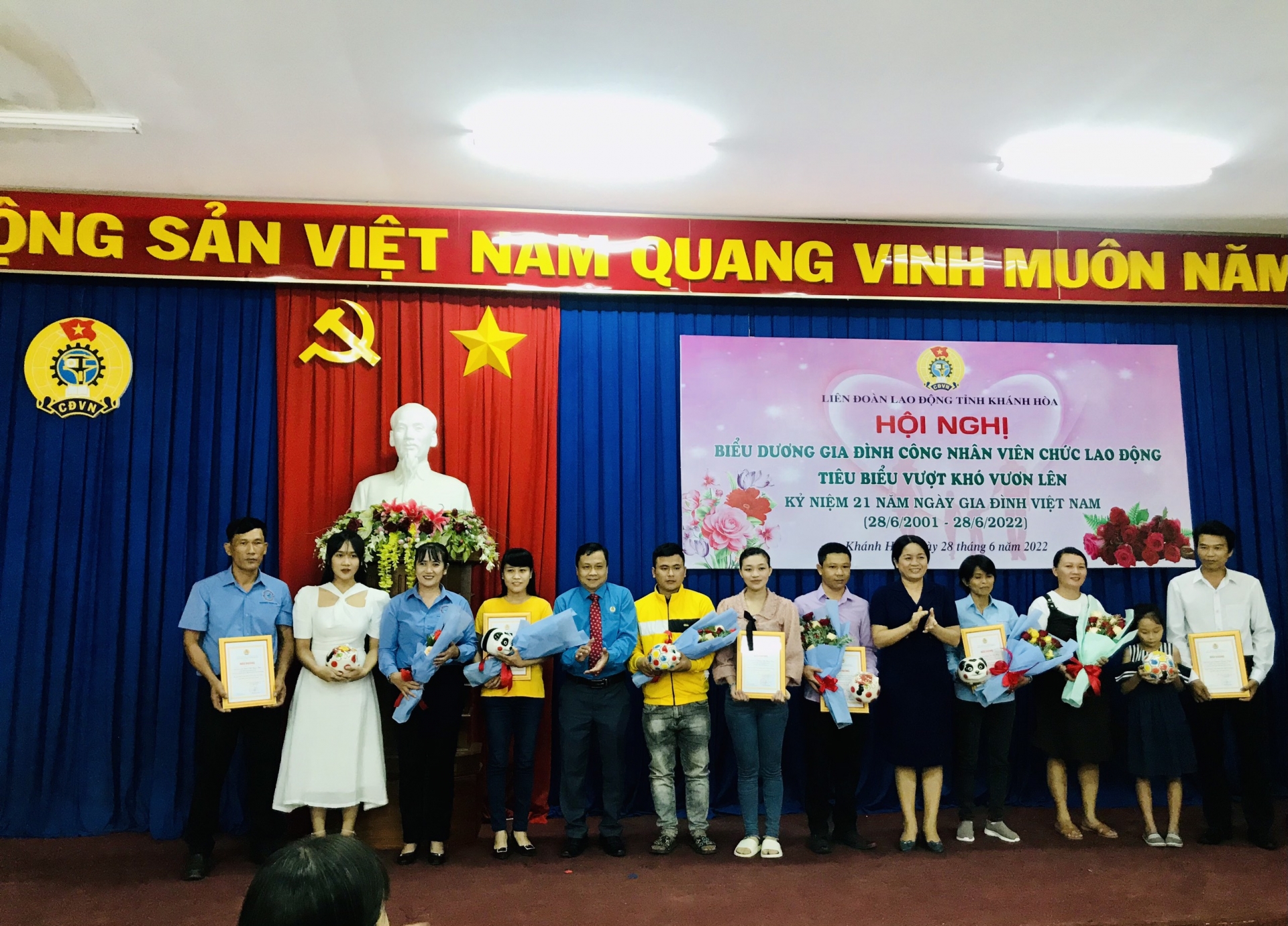 LĐLĐ tỉnh Khánh Hòa biểu dương 19 gia đình CNVCLĐ tiêu biểu