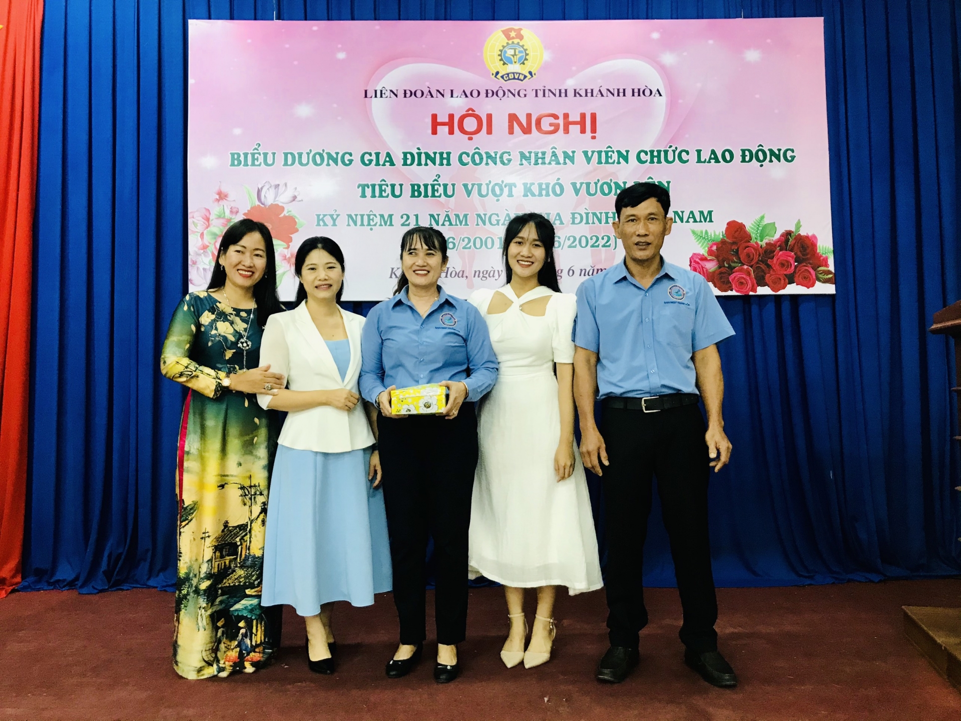 LĐLĐ tỉnh Khánh Hòa biểu dương 19 gia đình CNVCLĐ tiêu biểu