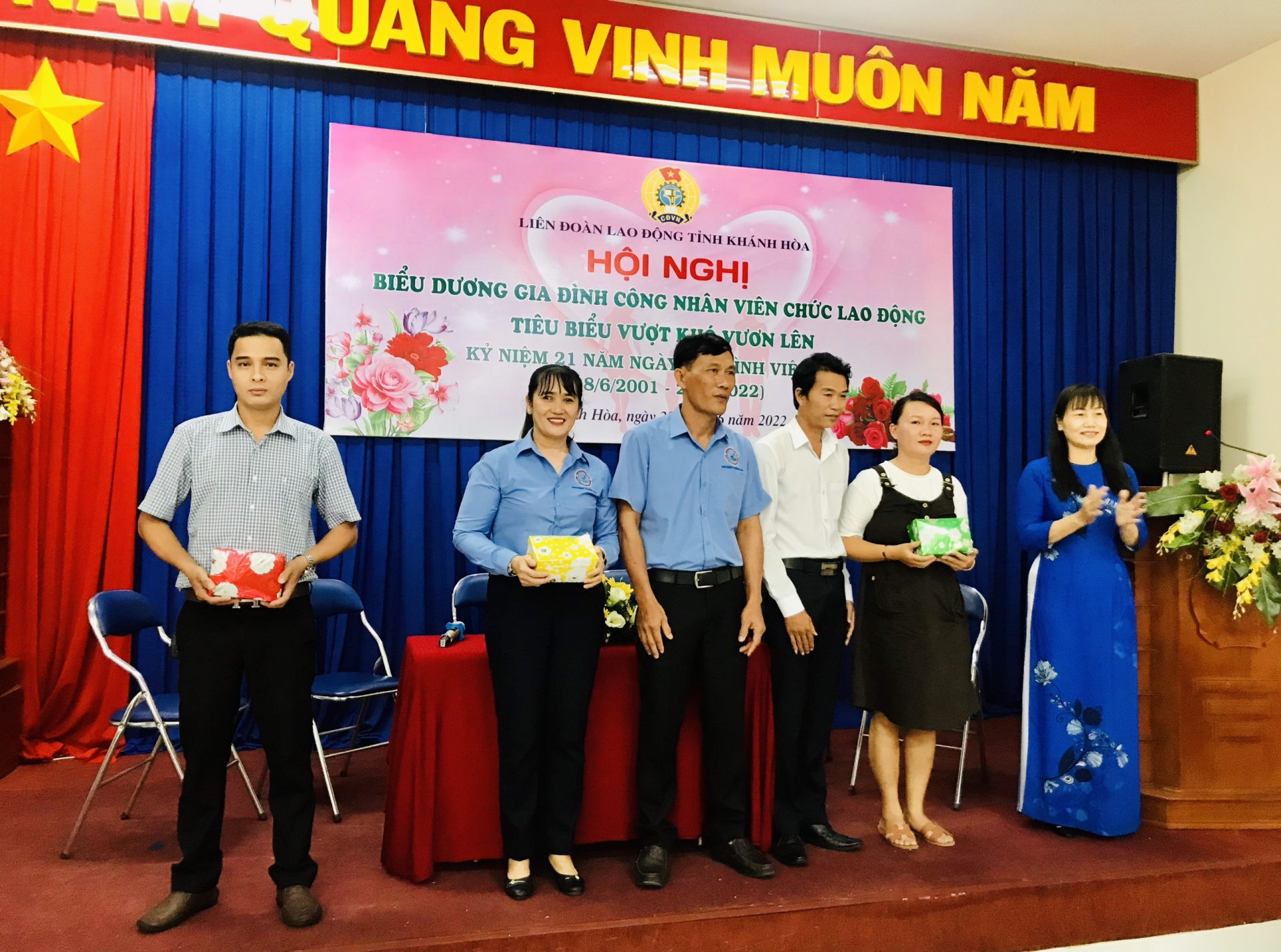 LĐLĐ tỉnh Khánh Hòa biểu dương 19 gia đình CNVCLĐ tiêu biểu