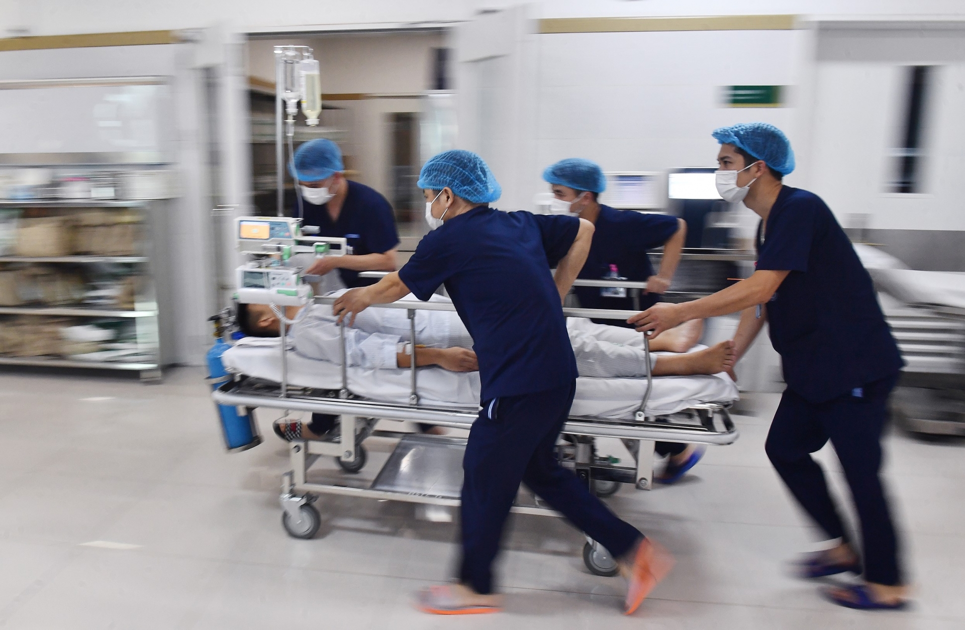 Nhân viên y tế nghỉ việc: Tôn vinh bằng lời thôi chưa đủ Nhân viên y tế nghỉ việc: Tôn vinh bằng lời thôi chưa đủ