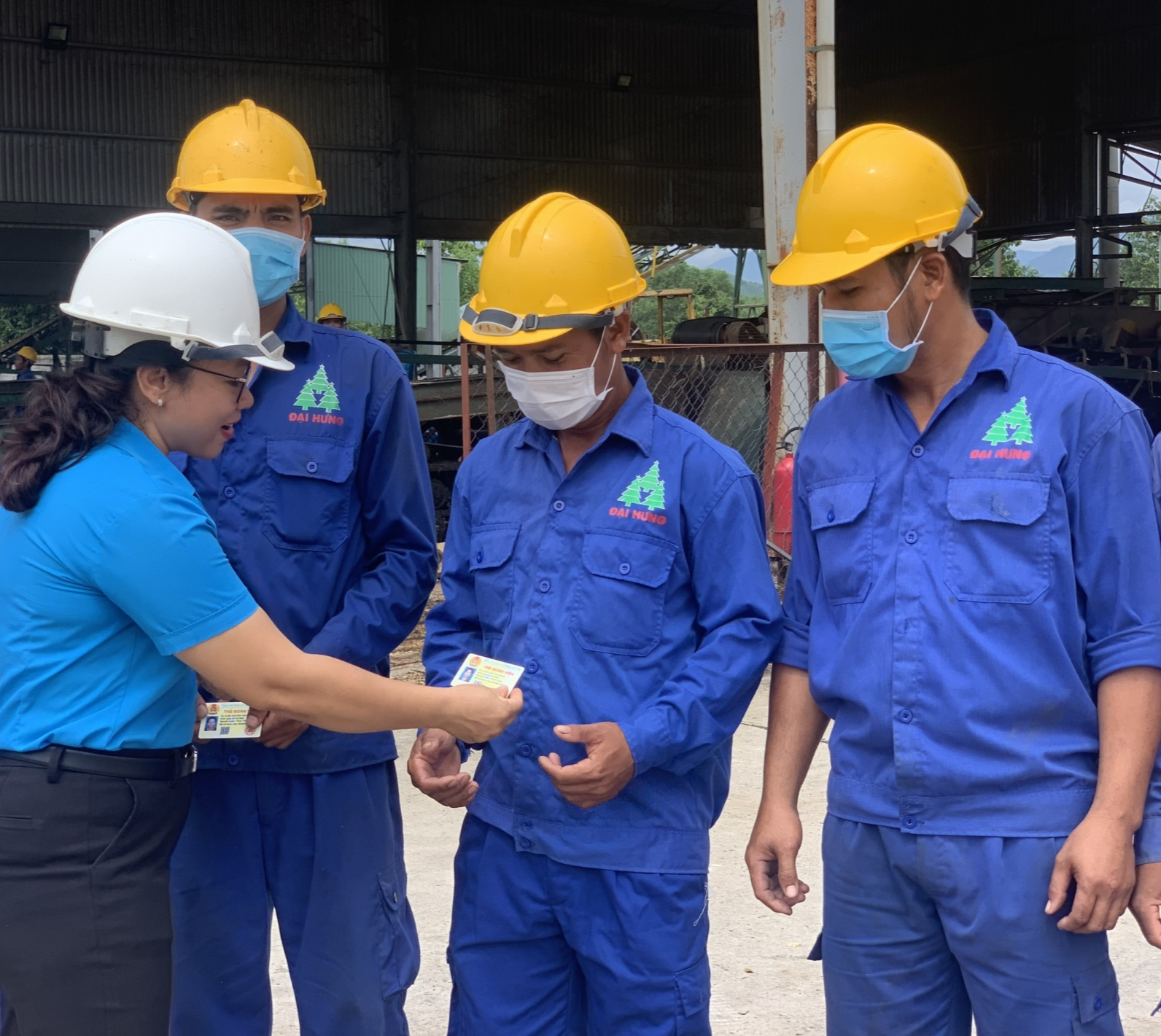 LĐLĐ huyện Khánh Vĩnh (Khánh Hòa): Trao 1.137 thẻ đoàn viên trong Tháng Công nhân