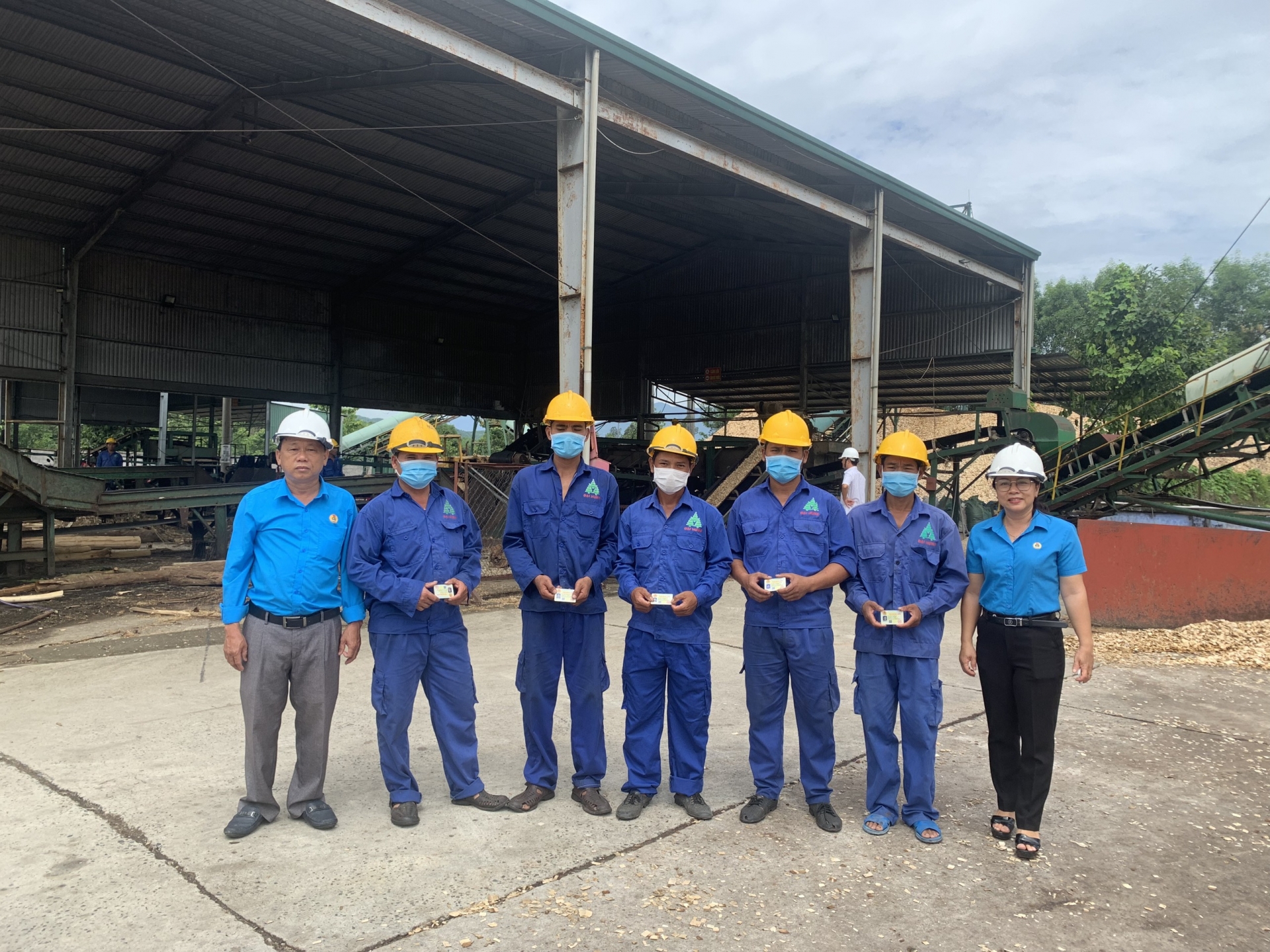 LĐLĐ huyện Khánh Vĩnh trao hơn 1.000 thẻ đoàn viên trong Tháng Công nhân