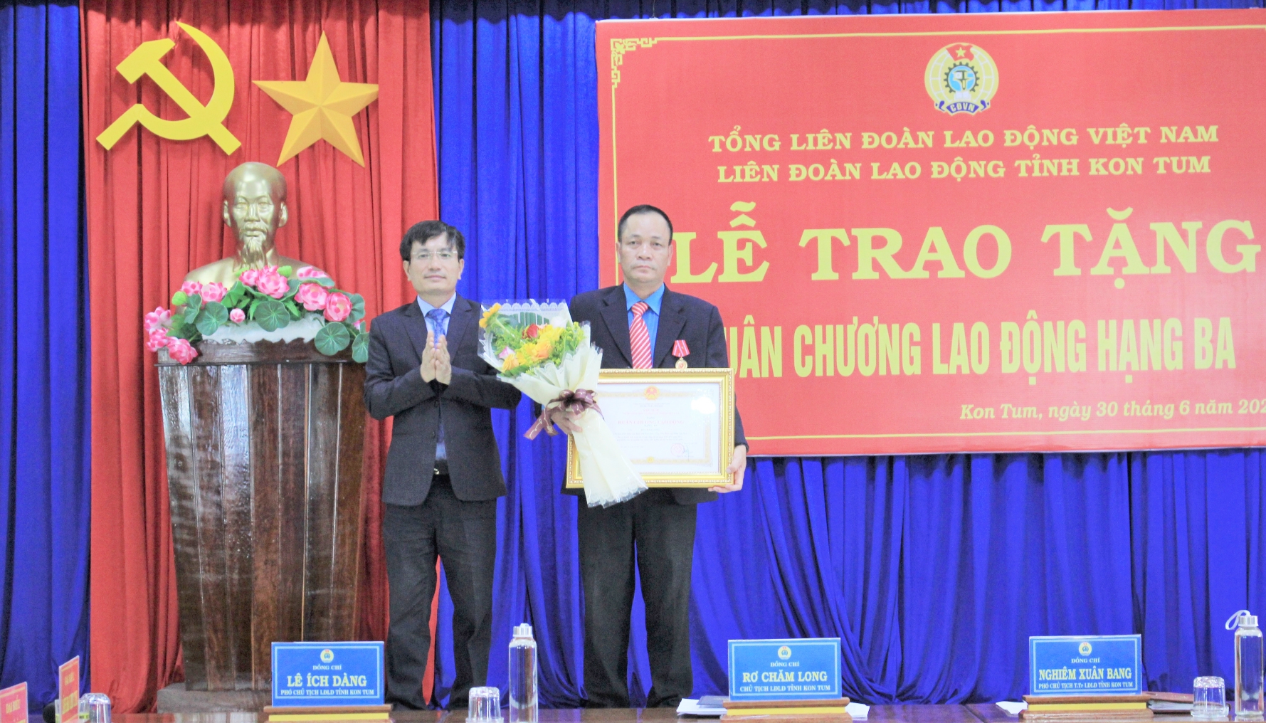 Chủ tịch LĐLĐ tỉnh Kon Tum đón nhận Huân chương Lao động hạng Ba Chủ tịch LĐLĐ tỉnh Kon Tum đón nhận Huân chương Lao động hạng Ba