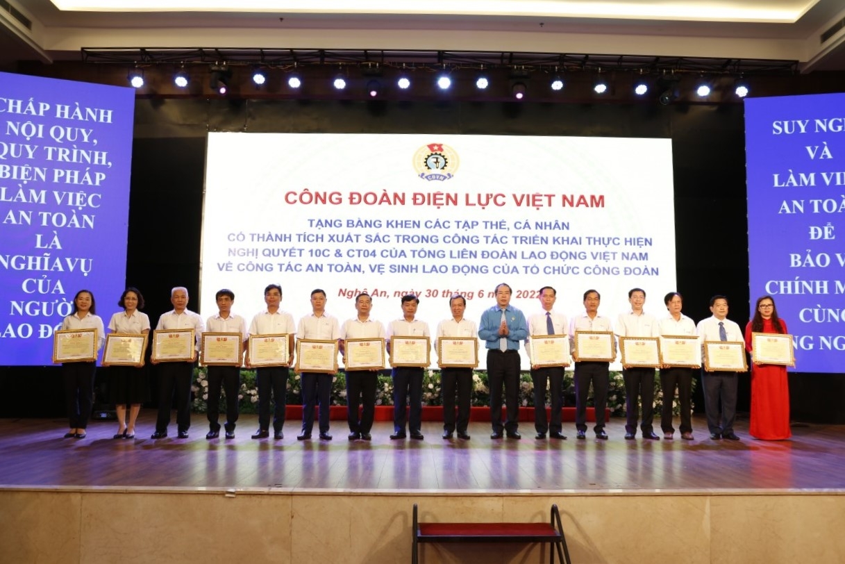 Sơ kết 5 năm thực hiện Nghị quyết 10c/NQ-BCH về công tác ATVSLĐ của tổ chức Công đoàn Sơ kết 5 năm thực hiện Nghị quyết 10c/NQ-BCH về công tác ATVSLĐ của tổ chức Công đoàn