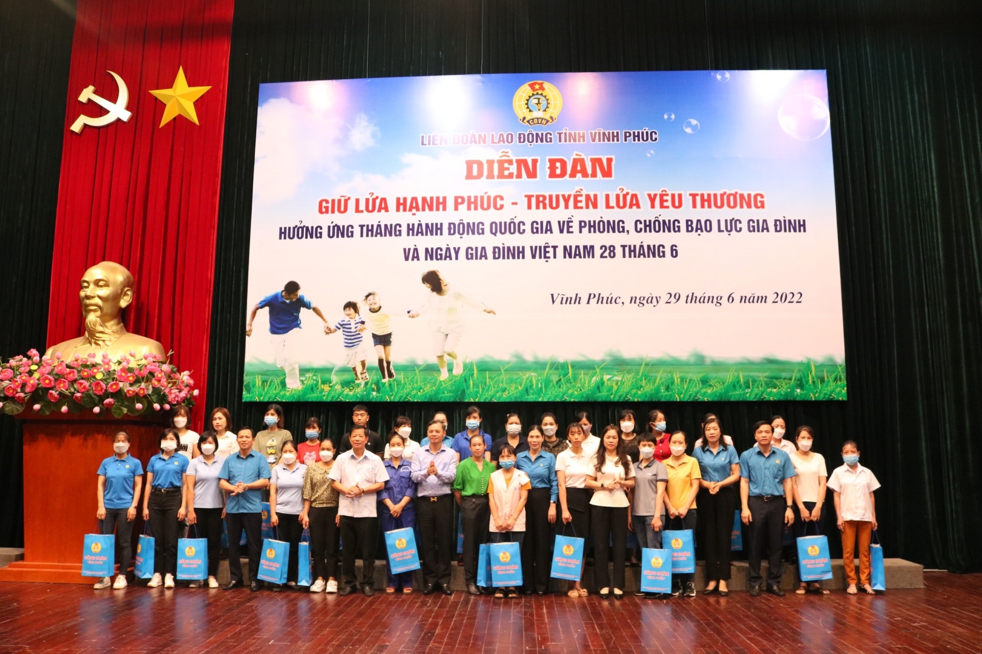 LĐLĐ tỉnh Vĩnh Phúc tổ chức diễn đàn “Giữ lửa hạnh phúc - Truyền lửa yêu thương” LĐLĐ tỉnh Vĩnh Phúc tổ chức diễn đàn “Giữ lửa hạnh phúc - Truyền lửa yêu thương”