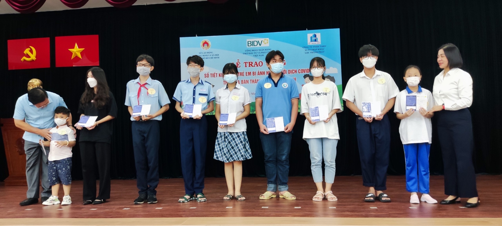 Công đoàn BIDV chi gần 3 tỷ đồng hỗ trợ trẻ em mồ côi do Covid-19 Công đoàn BIDV chi gần 3 tỷ đồng hỗ trợ trẻ em mồ côi do Covid-19