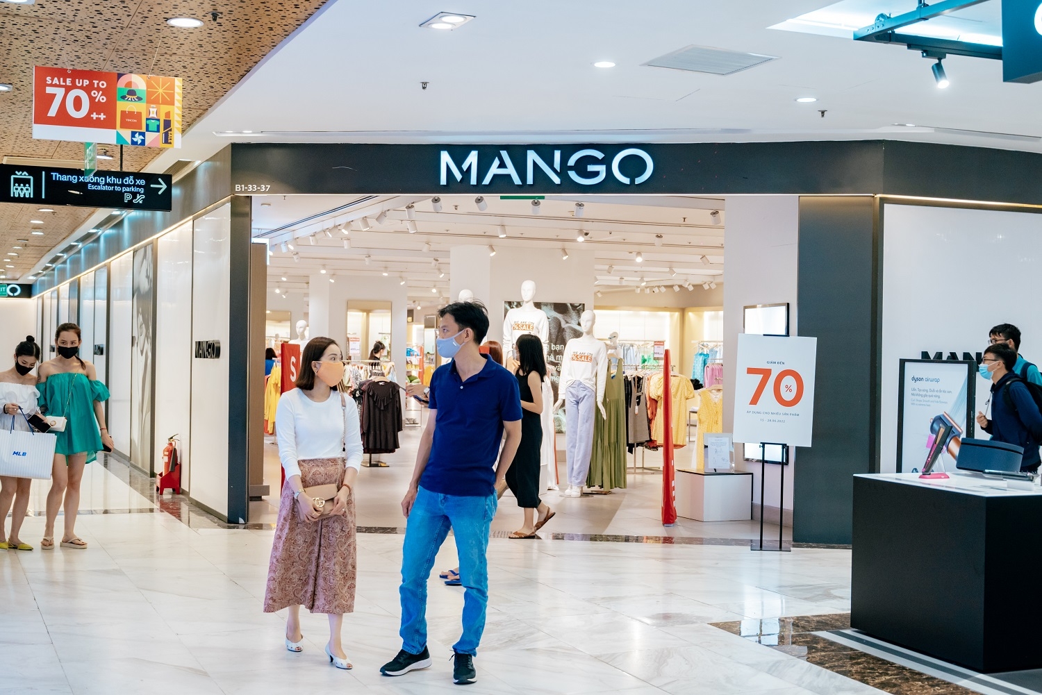 Vincom Red Sale 2022: Mùa mua sắm “hàng hiệu giá hời” lớn nhất mùa hè Vincom Red Sale 2022: Mùa mua sắm “hàng hiệu giá hời” lớn nhất mùa hè