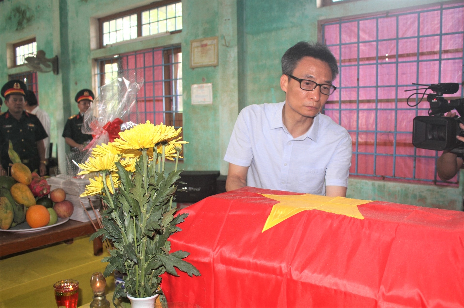 Phó Thủ tướng Vũ Đức Đam thăm hỏi lực lượng tìm kiếm hài cốt liệt sĩ tại Quảng Trị Phó Thủ tướng Vũ Đức Đam thăm hỏi lực lượng tìm kiếm hài cốt liệt sĩ tại Quảng Trị