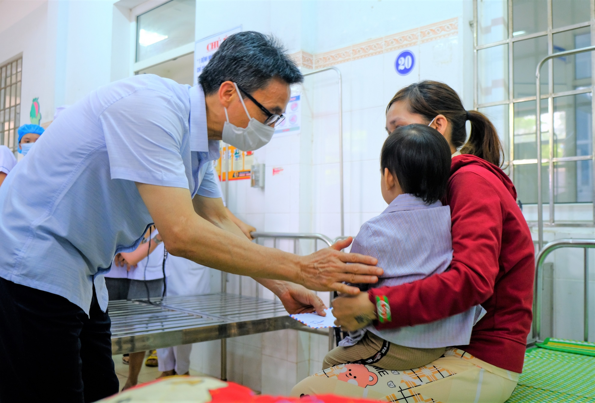 Phó Thủ tướng Vũ Đức Đam thăm hỏi lực lượng tìm kiếm hài cốt liệt sĩ tại Quảng Trị Phó Thủ tướng Vũ Đức Đam thăm hỏi lực lượng tìm kiếm hài cốt liệt sĩ tại Quảng Trị