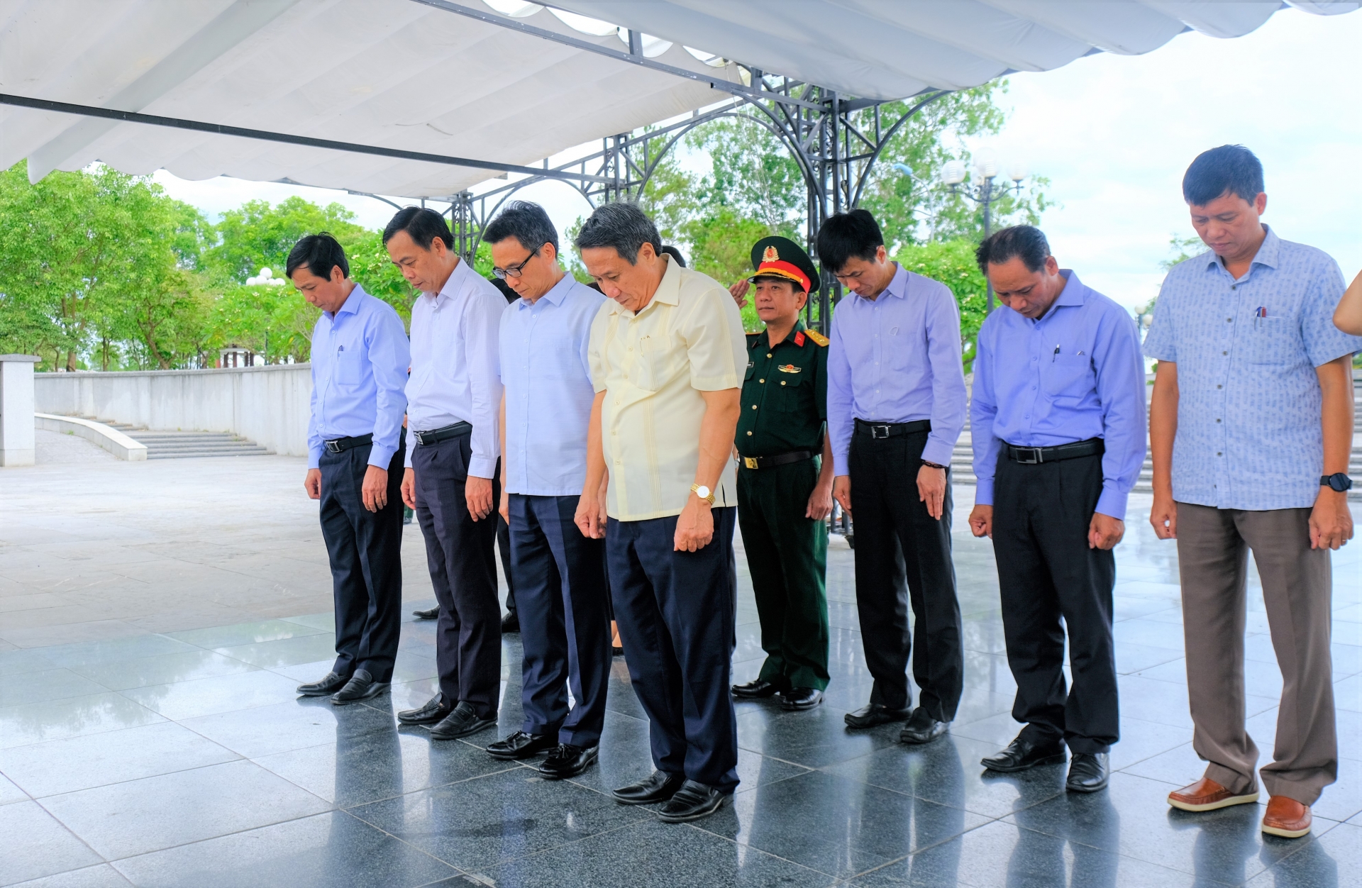 Phó Thủ tướng Vũ Đức Đam thăm hỏi lực lượng tìm kiếm hài cốt liệt sĩ tại Quảng Trị Phó Thủ tướng Vũ Đức Đam thăm hỏi lực lượng tìm kiếm hài cốt liệt sĩ tại Quảng Trị