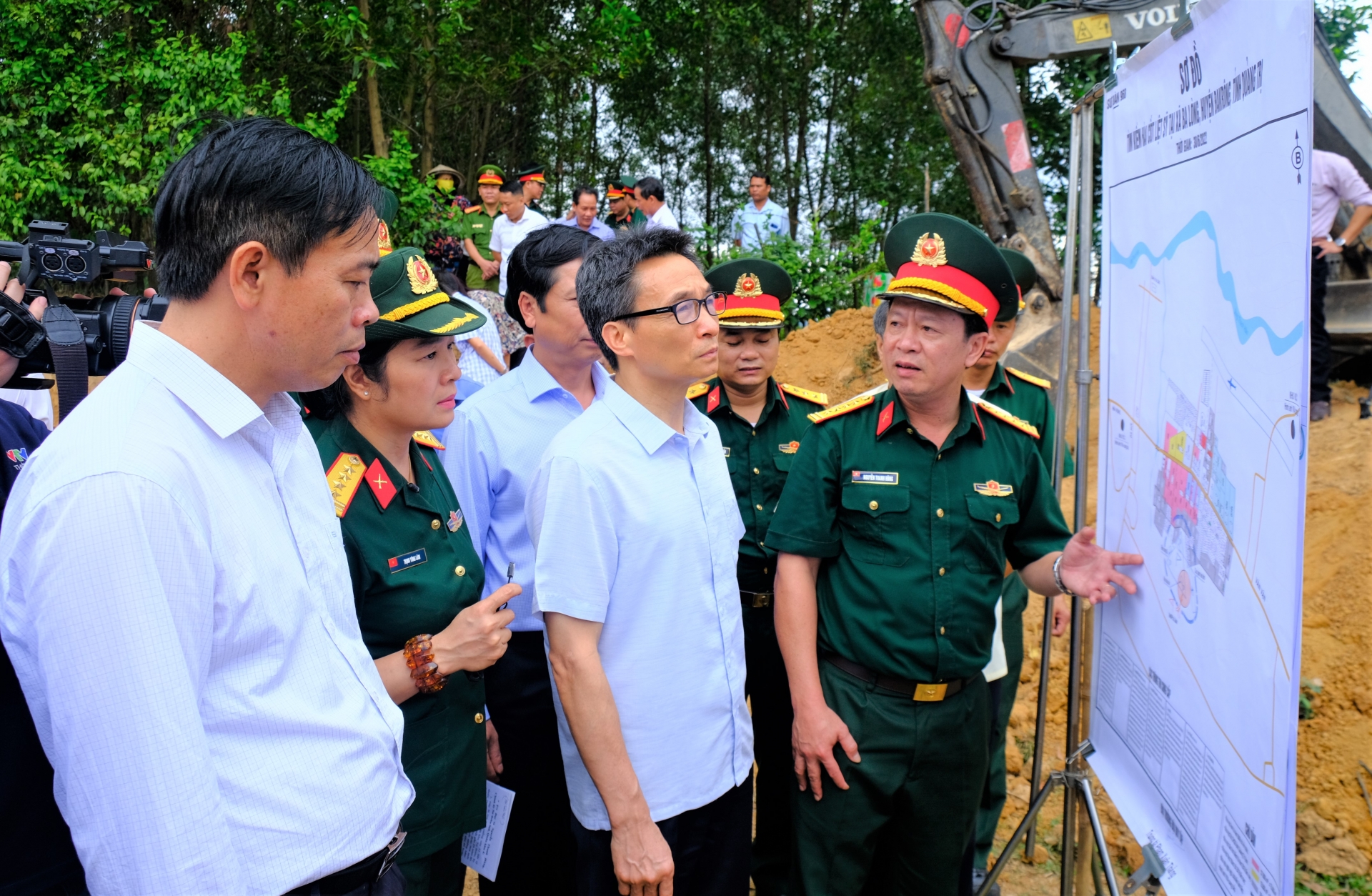 Phó Thủ tướng Vũ Đức Đam thăm hỏi lực lượng tìm kiếm hài cốt liệt sĩ tại Quảng Trị Phó Thủ tướng Vũ Đức Đam thăm hỏi lực lượng tìm kiếm hài cốt liệt sĩ tại Quảng Trị