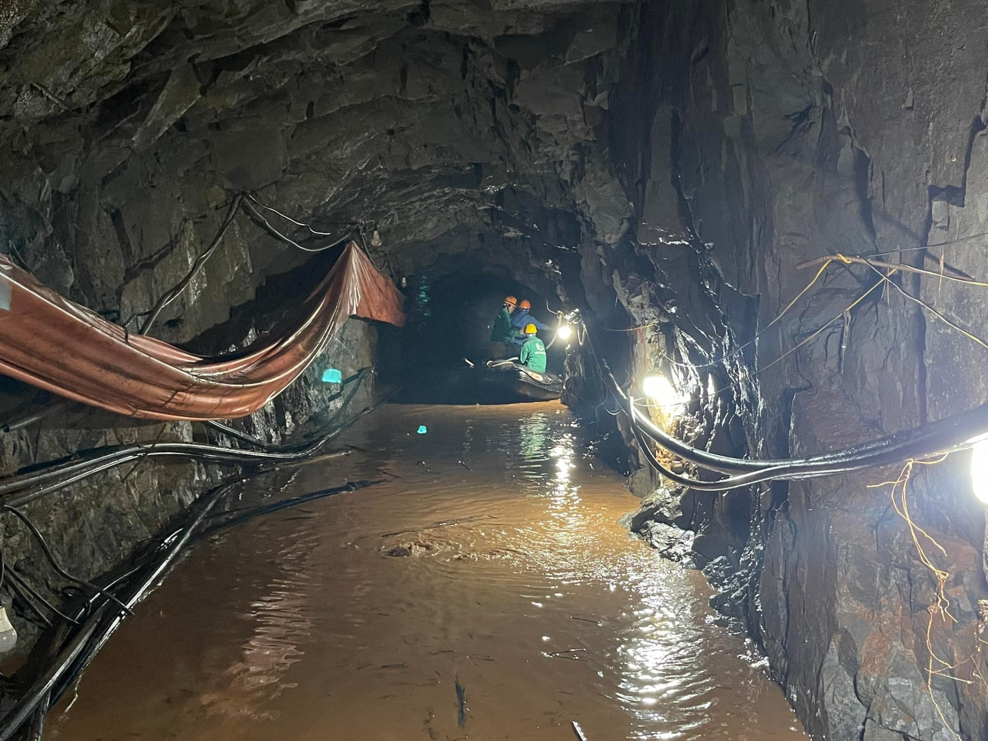 Cận cảnh hầm thủy điện, nơi công nhân bị lũ cuốn mất tích Cận cảnh hầm thủy điện, nơi công nhân bị lũ cuốn mất tích