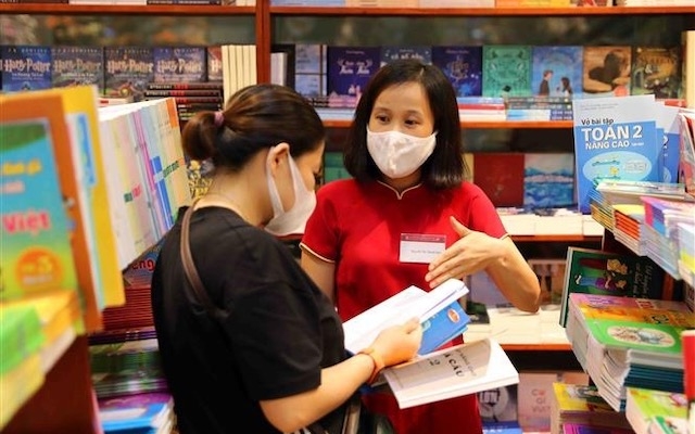 Sách giáo khoa lãi lớn - phụ huynh khó khăn nhiều