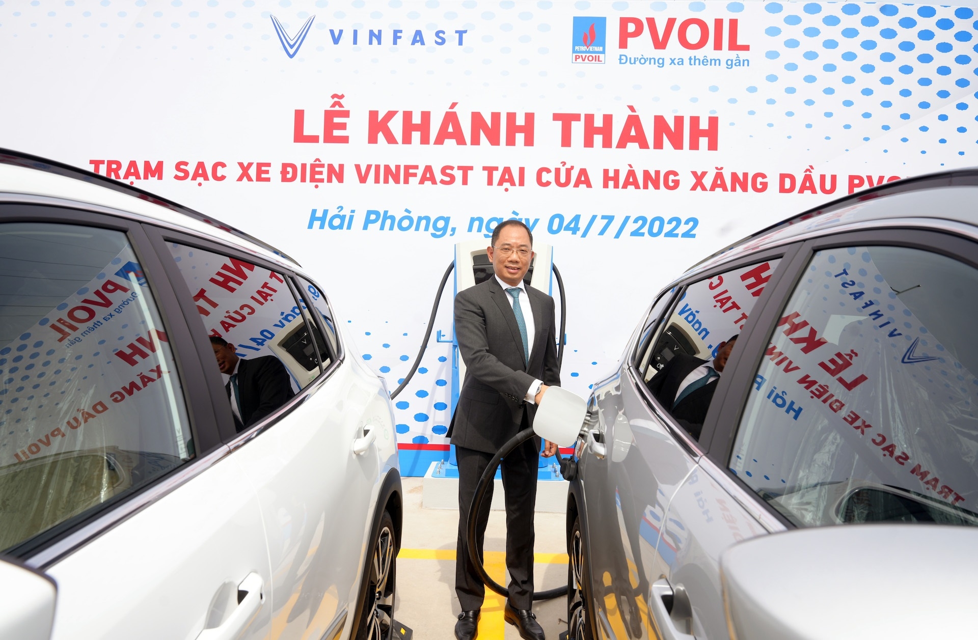 Khánh thành trạm sạc xe điện VinFast đầu tiên tại cửa hàng xăng dầu PVOLL