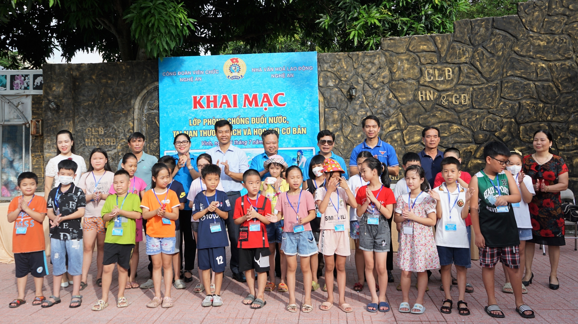 Công đoàn Viên chức Nghệ An tổ chức lớp học bơi cho con của đoàn viên