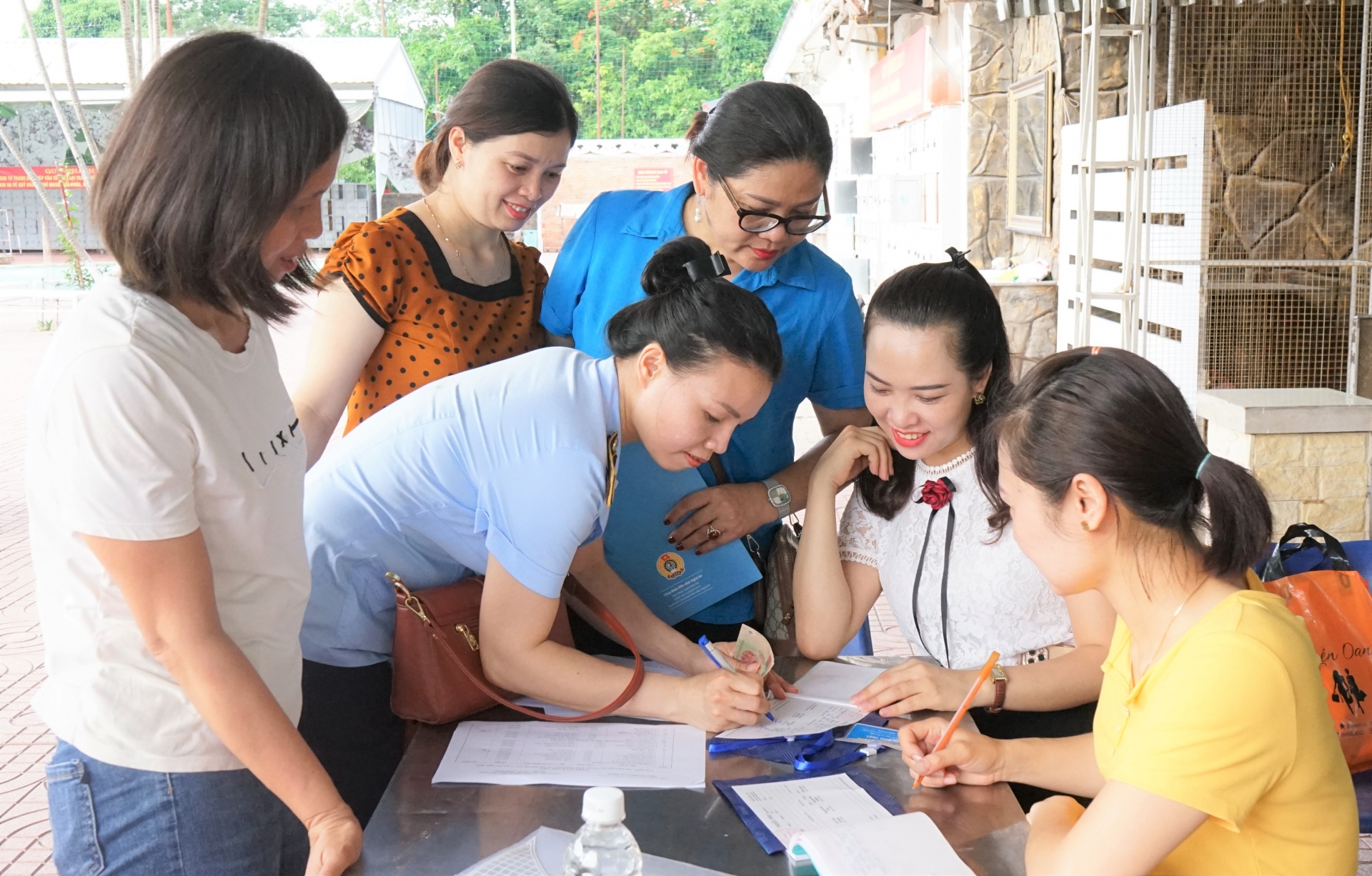 Công đoàn Viên chức Nghệ An tổ chức lớp học bơi cho con của đoàn viên