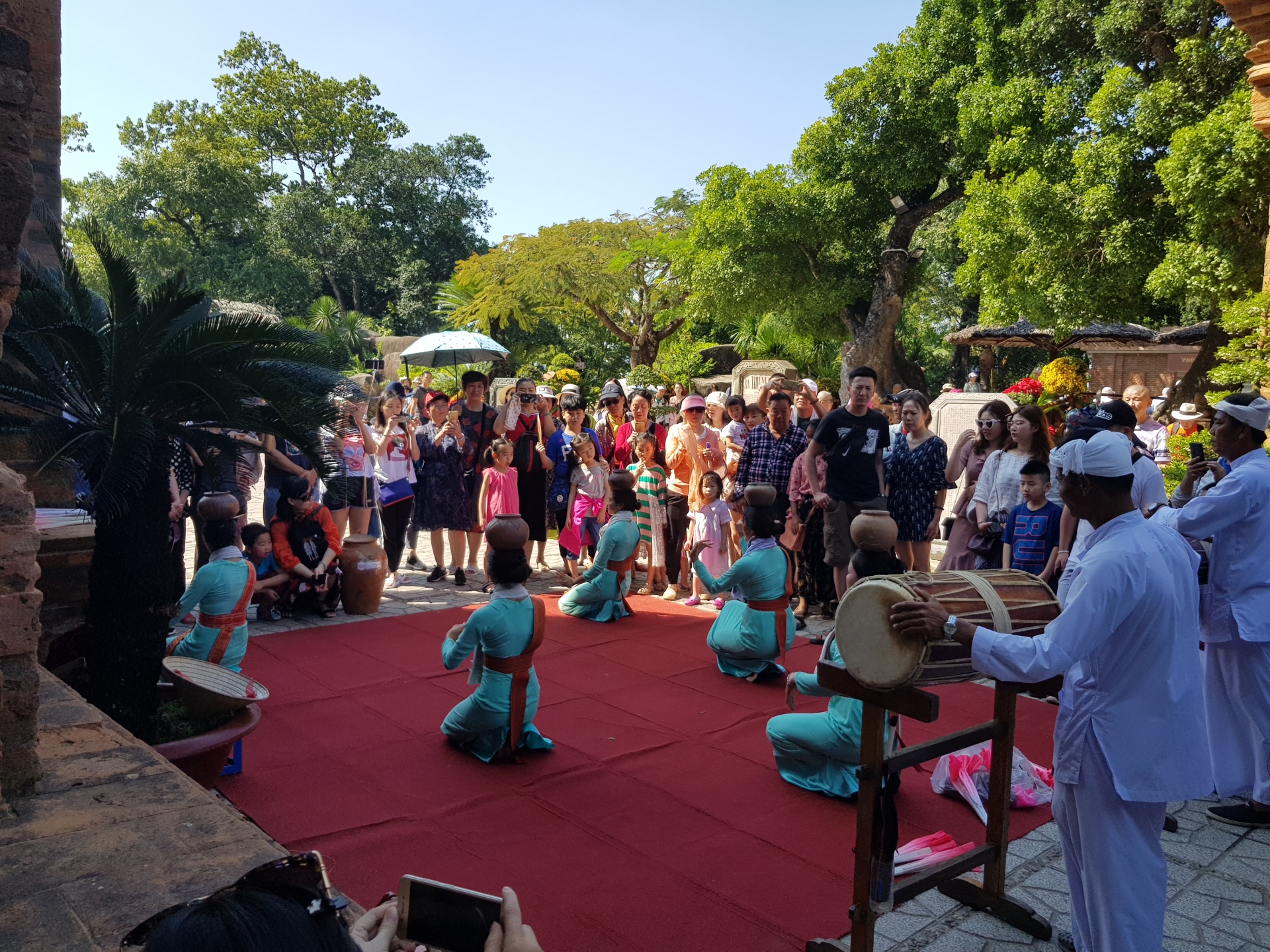 Du lịch phục hồi, hoạt động múa Chăm nhộn nhịp bên Tháp bà Ponagar