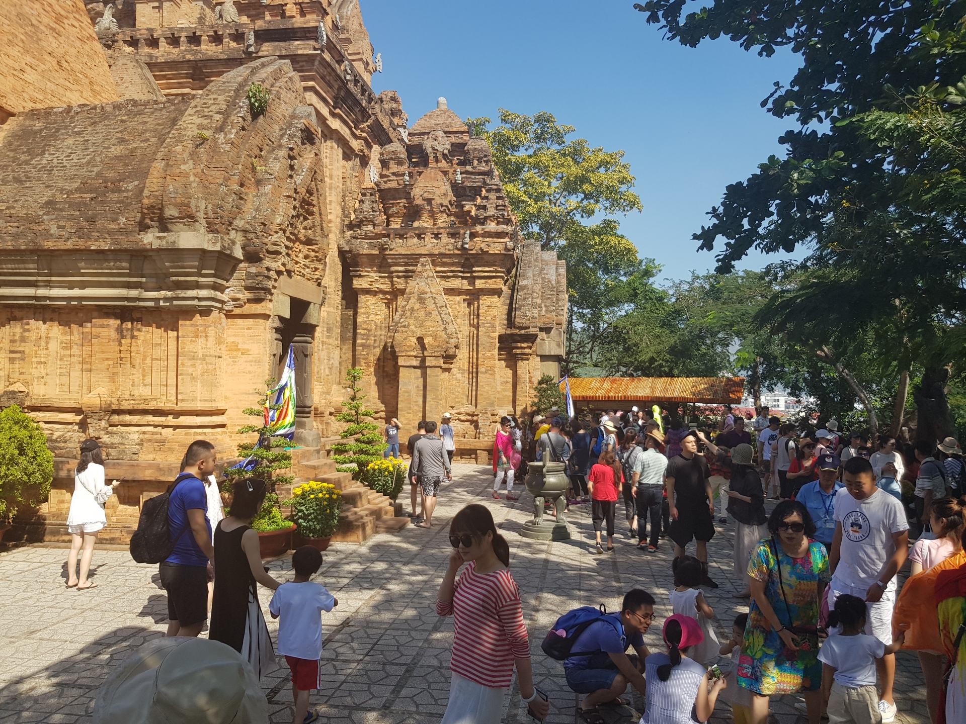 Du lịch phục hồi, hoạt động múa Chăm nhộn nhịp bên ngôi tháp nghìn tuổi