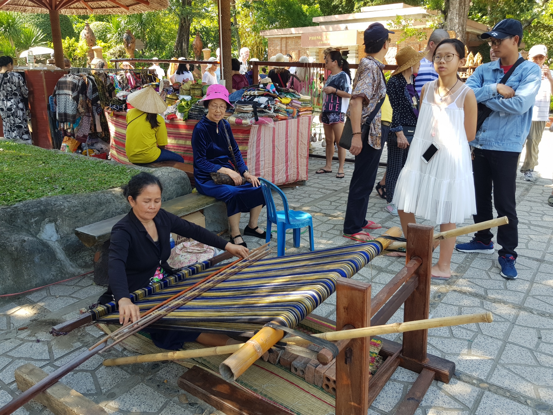 Du lịch phục hồi, hoạt động múa Chăm nhộn nhịp bên Tháp bà Ponagar