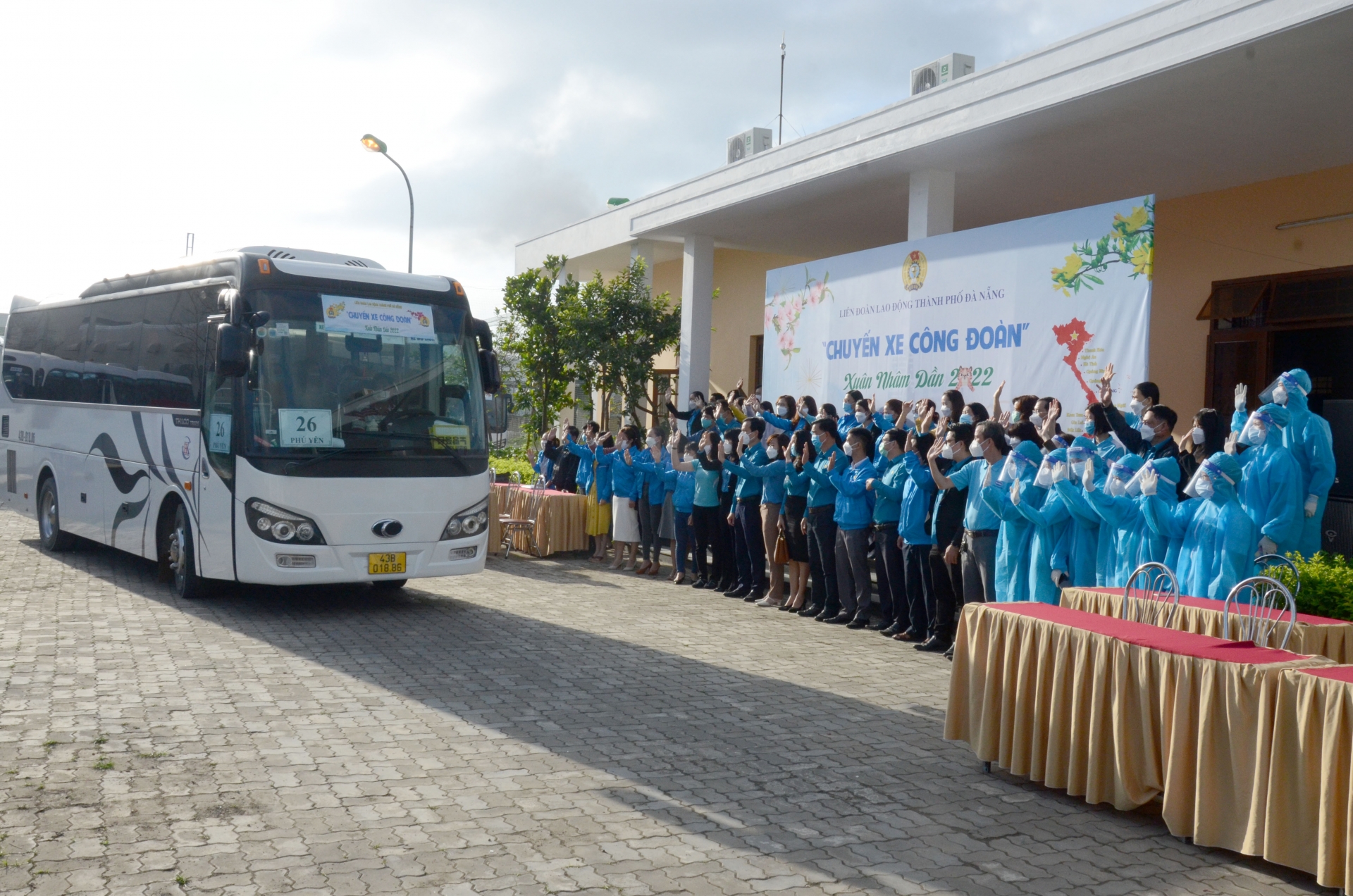 LĐLĐ TP Đà Nẵng chia tay NLĐ về quê trên các “Chuyến xe công đoàn”. Ảnh: QUỐC DŨNG LĐLĐ TP Đà Nẵng chia tay NLĐ về quê trên các “Chuyến xe công đoàn”. Ảnh: QUỐC DŨNG