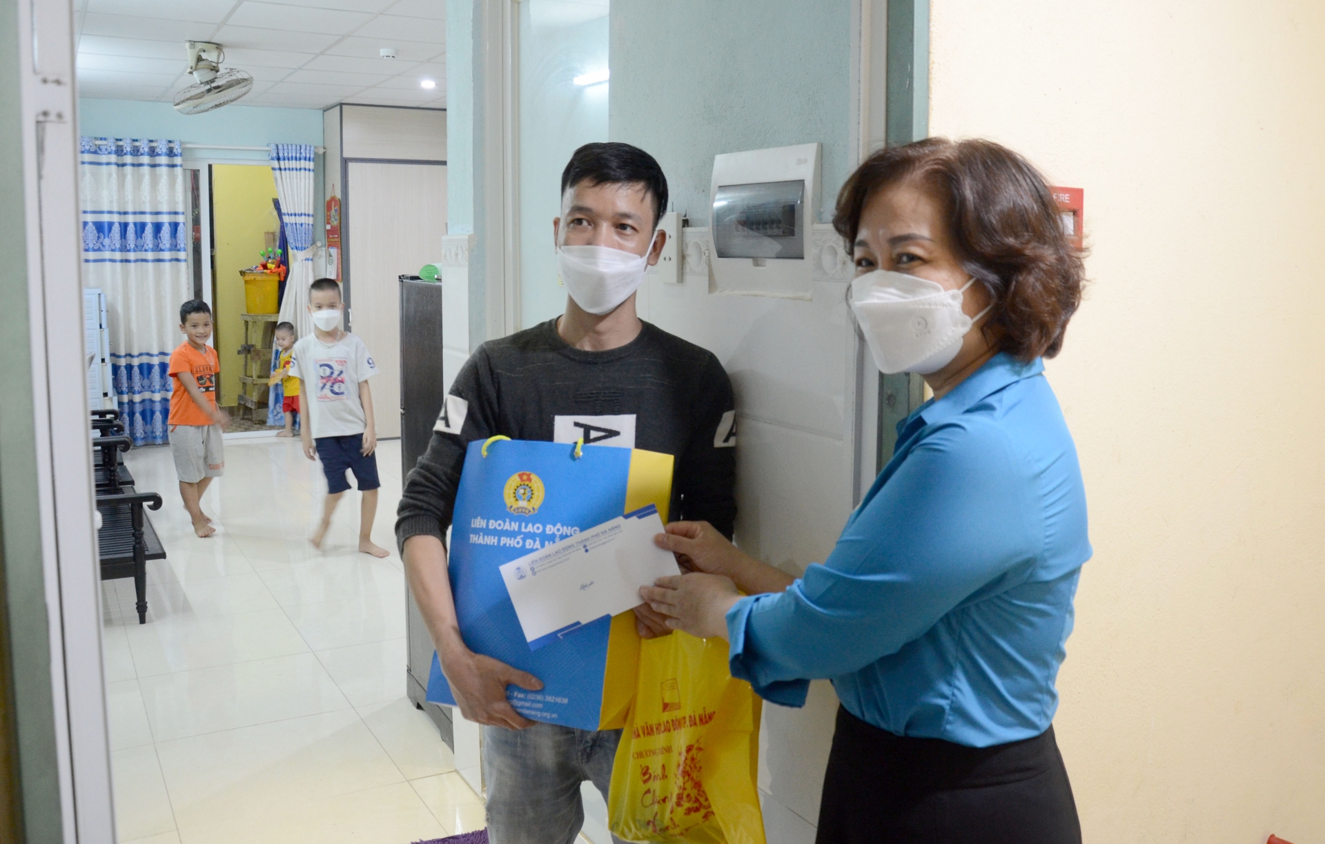 Phó chủ tịch LĐLĐ TP Đà Nẵng Đinh Thị Thanh Hà (bên phải) thăm, tặng quà Tết cho gia đình anh Nguyễn Đại Phong. Ảnh: QUỐC DŨNG Phó chủ tịch LĐLĐ TP Đà Nẵng Đinh Thị Thanh Hà (bên phải) thăm, tặng quà Tết cho gia đình anh Nguyễn Đại Phong. Ảnh: QUỐC DŨNG